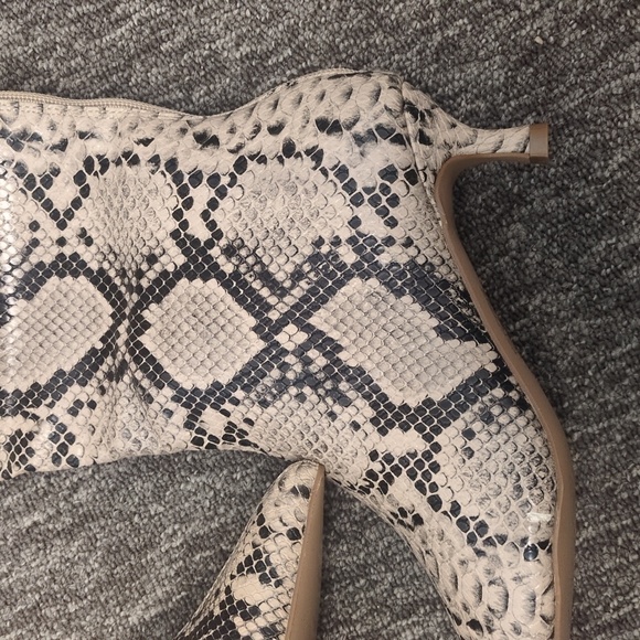 Journee Collection Women's‎ Tan Snakeskin Print Heeled Boots Size 7.5 - Picture 2 of 5